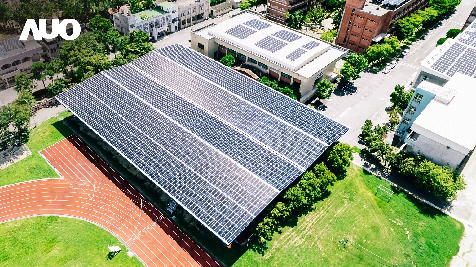 友達SunSteel光電整合型浪板具備快速安裝、輕量化優勢，可提升15%發電效能，通過國際IEC與國內VPC認證安全、防漏、耐候標準