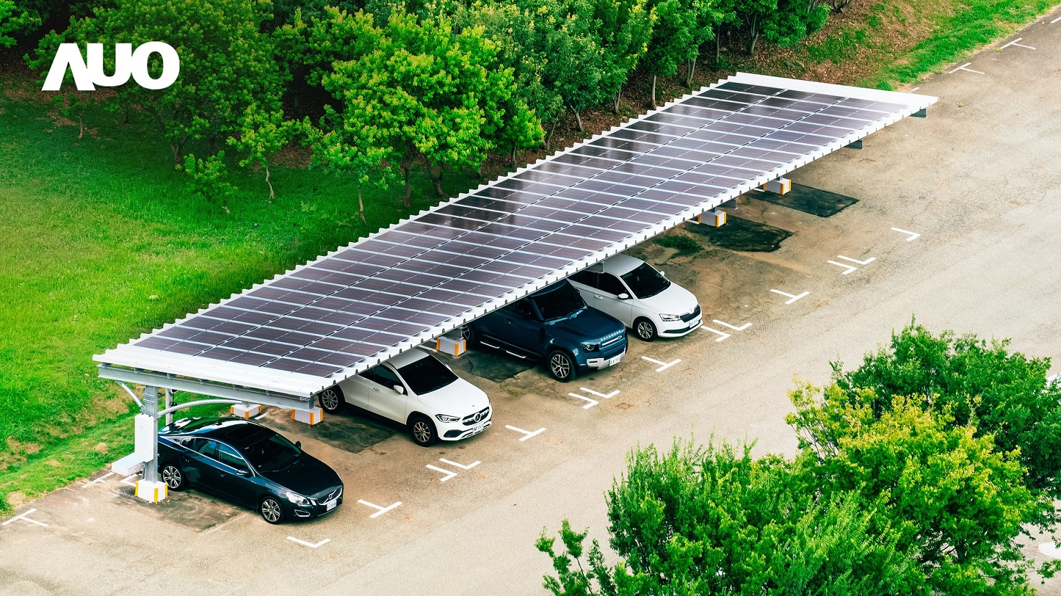 友達SunSteel光電整合型浪板具備快速安裝、輕量化優勢，可提升15%發電效能，通過國際IEC與國內VPC認證安全、防漏、耐候標準